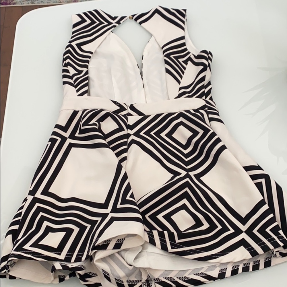 White Geometric Print Romper - Picture 4 of 5